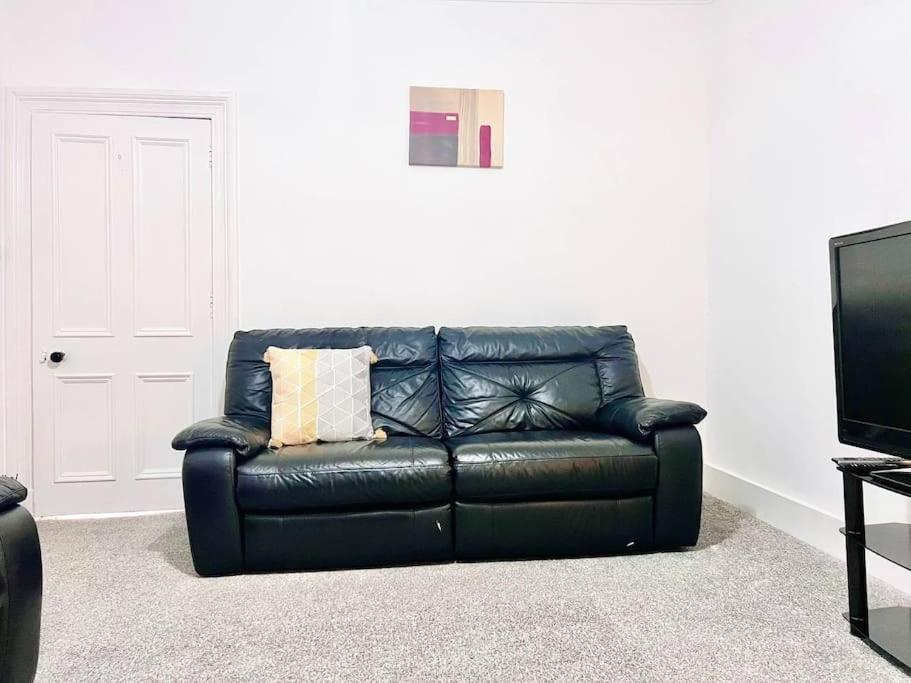 Crown House Two Bedroom Apartment แอเบอร์ดีน ภายนอก รูปภาพ